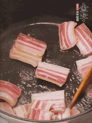 鍋中放菜籽油燒熱，下咸肉、冬筍略微煸炒