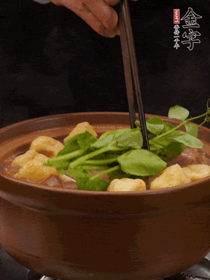 加筒骨煲的經典配菜：金字土香腸、油豆腐、千張蓋上蓋子燜一會兒，耐心等候10分鐘。