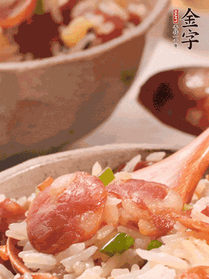 開蓋后，沿鍋邊淋2大勺花生油，大火烤出鍋巴。輕輕翻拌一下，撒點蔥花。