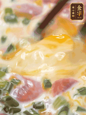 三個(gè)全蛋中加適量牛奶、鹽、黑胡椒粉、臘腸、蔥花攪拌均勻