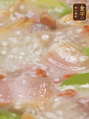 最后下蟶子，一點(diǎn)白胡椒調(diào)味，煮到白色湯汁出來。撒點(diǎn)枸杞點(diǎn)綴