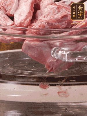 羊排清水洗凈，冷水浸泡30分鐘-2個小時，去除血沫。冷水下鍋，小火加熱析出血水后洗凈備用