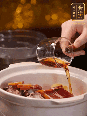 羊排、火腿、姜片一起入砂鍋，大火煮到沸騰