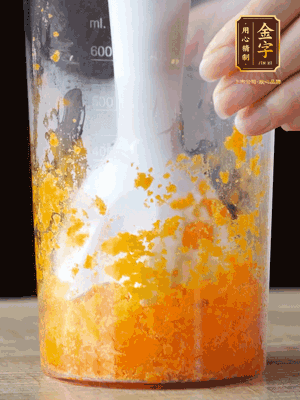 加玉米油、水怡、水揉搓成細(xì)膩的面團(tuán)。松弛半小時(shí)后，分成37g一個(gè)