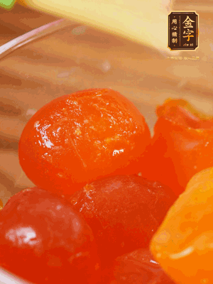 咸蛋黃噴白酒，170℃烤10分鐘。打碎過(guò)篩