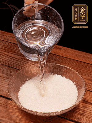 大米提前浸泡30分鐘。干香菇泡發切成條；蝦米提前浸泡2小時