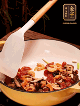 蔥白、干香菇、蝦米、香腸片略微翻炒才出香味，然后倒入料汁（生抽3勺、蠔油2勺、胡椒粉少許）、大米拌勻