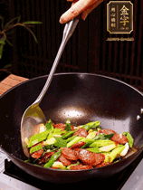 油熱下香腸炒至兩面微焦，下姜蒜、干辣椒、小米椒碎爆香