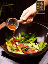 下蒜苗炒軟，沿鍋邊烹入一勺料酒，加醬油、蠔油、白糖調(diào)味炒勻