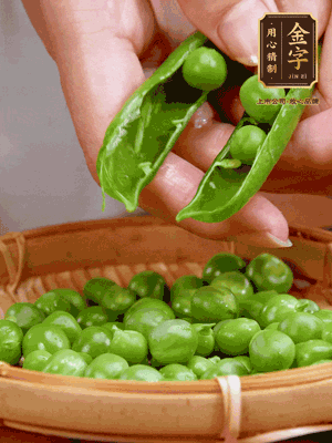甜豆去殼，剝出甜豆米。百合小心剝成片。