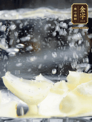 燒開一鍋水，甜豆米、百合燙10秒