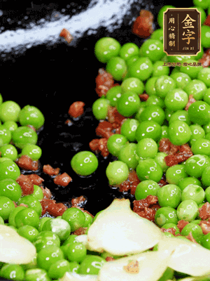 鍋內少許油，下火腿煸香，再下甜豆米、百合翻炒，少許鹽、一點水煮到收干