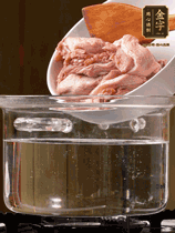 麻鴨切塊，冷水下鍋，加蔥姜、料酒焯水。撈出溫水洗凈