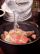 所有食材放入電飯鍋，加2勺料酒，足量的開水，按煲湯鍵煮湯