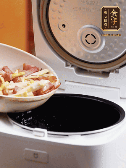 和洗凈的大米一起倒入電飯煲，攪拌均勻。水剛好沒過大米