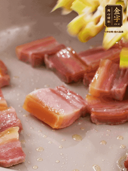 再放春筍翻炒一下，倒入砂鍋中，加適量的熱水，大火燜煮6分鐘