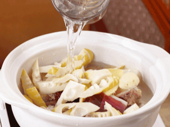 砂鍋中依次放入姜片、雞肉、春筍、火腿，加入足量的水，大火燒開后，轉小火燉40分鐘