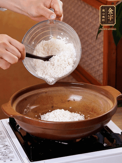 砂鍋中倒入煎羊肚菌的油，涂勻。加入提前浸泡過1小時的生米，再加入和生米齊平的水,,蓋蓋子，大火煮沸后轉(zhuǎn)小火煮至水分微干