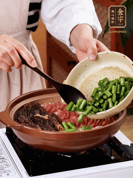 鋪上金字香腸、羊肚菌、蘆筍，蓋蓋子燜7分鐘