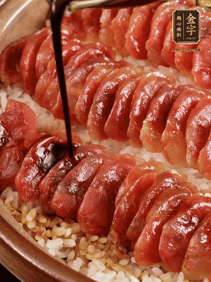 淋上醬汁攪拌均勻
調(diào)一個醬汁：生抽2匙、老抽半匙、蠔油半匙、白砂糖1/3匙、雞精1/3匙、香油5滴、水1匙