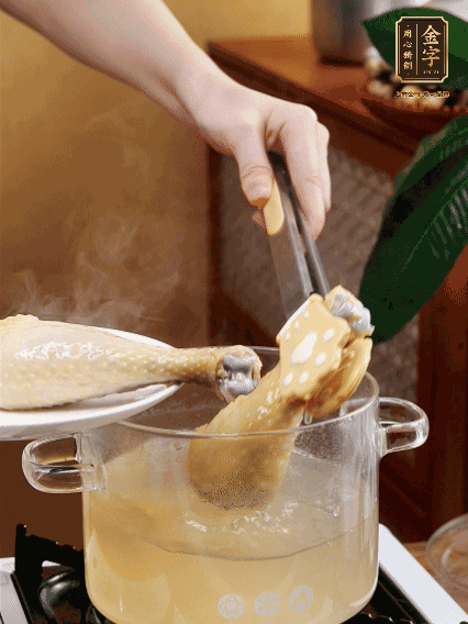 雞腿冷水下鍋，加蔥姜焯水，洗凈備用