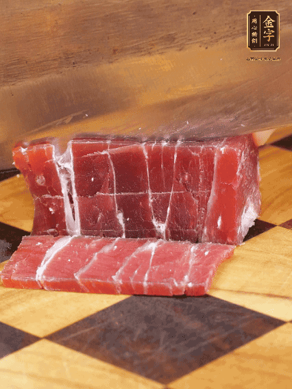 金字飄香火腿塊切片，溫水浸泡5分鐘