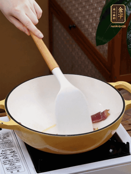 油熱，姜絲、火腿微微煸出香味