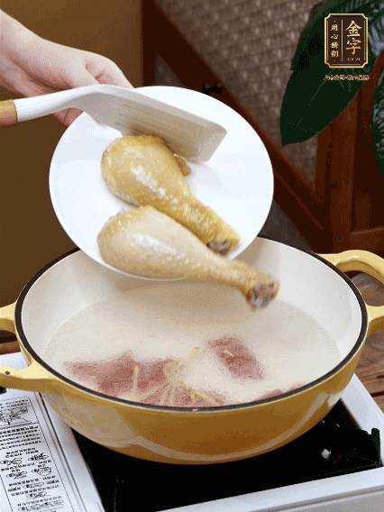 倒清水，放雞腿，大火煮開轉中小火煮20分鐘