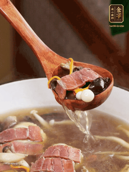 加羊肚菌、雞縱菌、蟲草花、海鮮菇、白玉菇再煮20分鐘