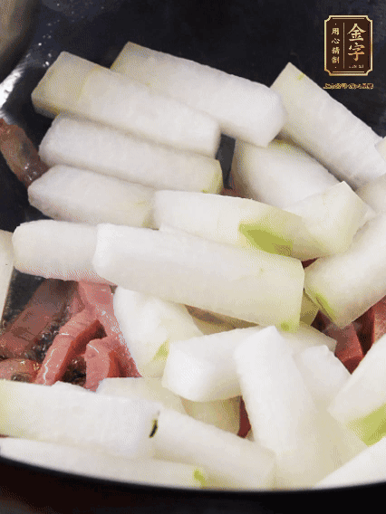 再下冬瓜微微煸炒，加一小碗水，中小火煨5分鐘