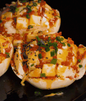 灑適量小蔥和黑芝麻，放入預(yù)熱的烤箱180度15分鐘。