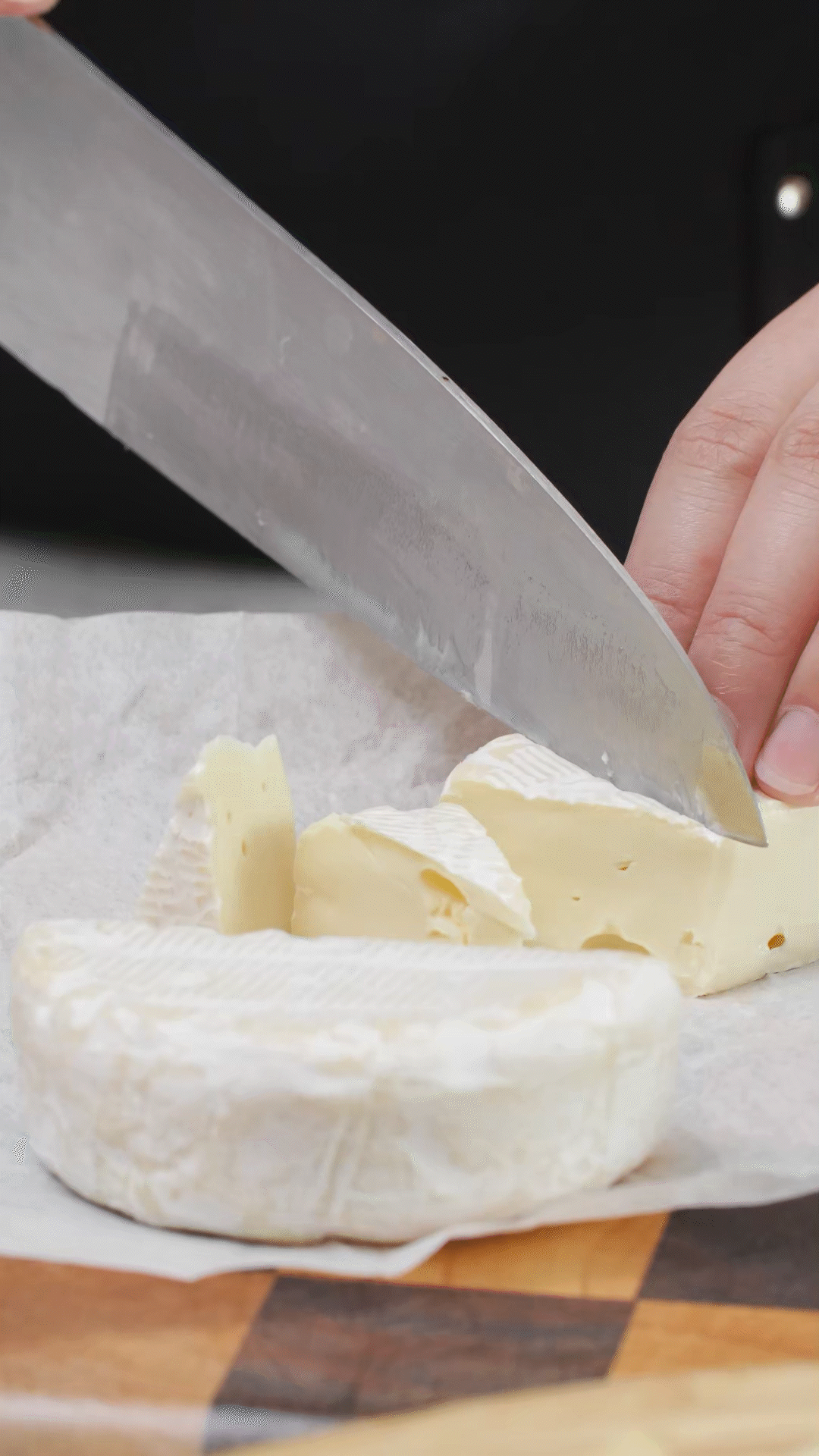 ①布里奶酪切塊、蘇打餅干掰成合適大小