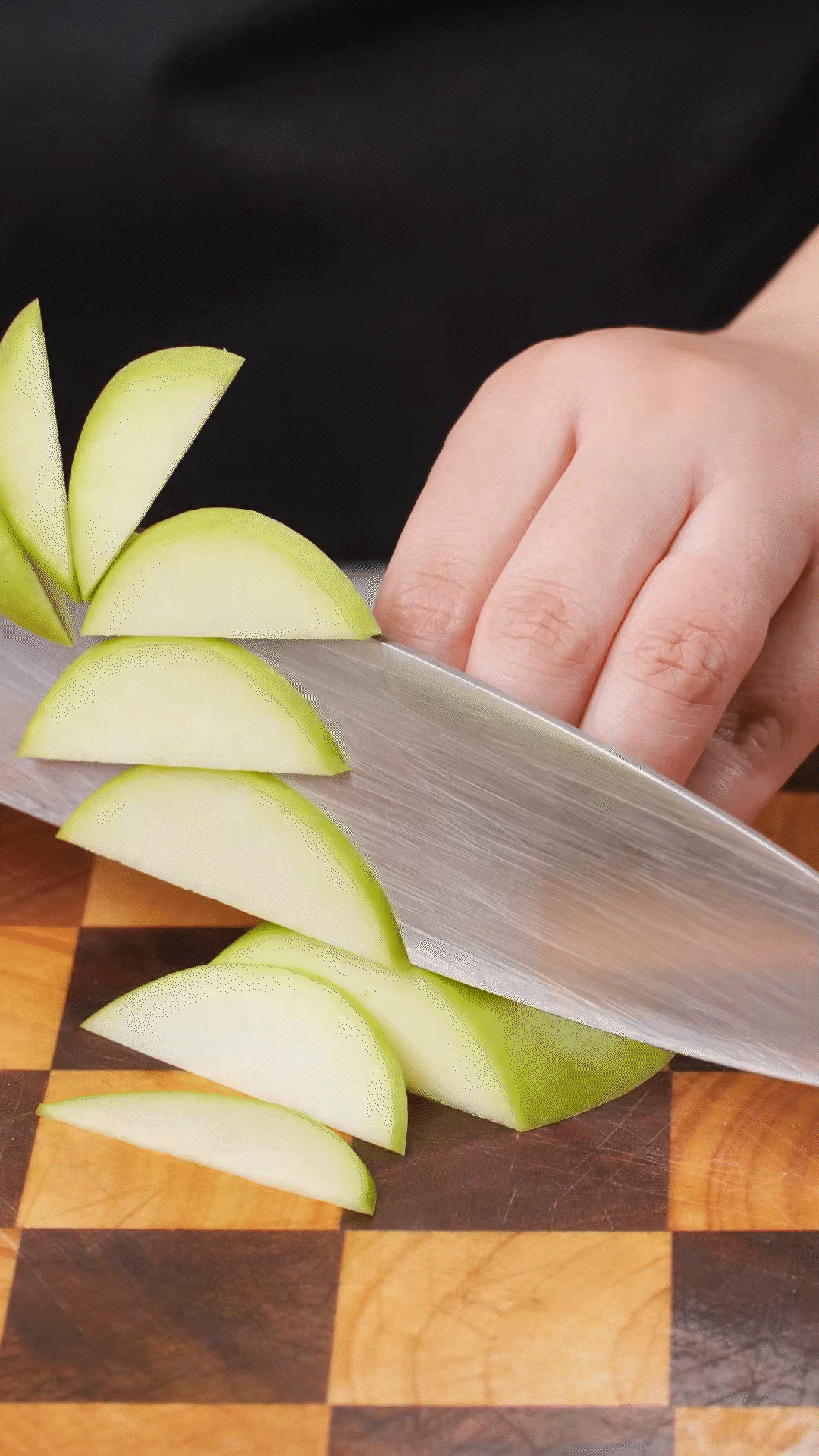 蘋果、梨子洗凈改刀
