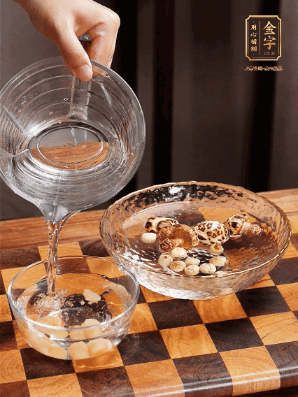 將雞肉、鮑魚(yú)、蝦仁焯水，冬菇、蓮子、干貝泡發(fā)