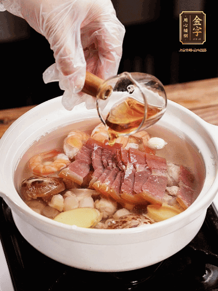 7種食材+帶皮冬瓜塊用砂鍋/電飯煲煮湯功能煮熟，少許鹽、花雕調(diào)味