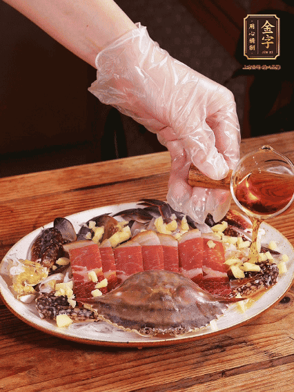 冷水上鍋蒸12分鐘（具體看蟹的大?。?，最后撒上蔥絲、澆上熱油即可