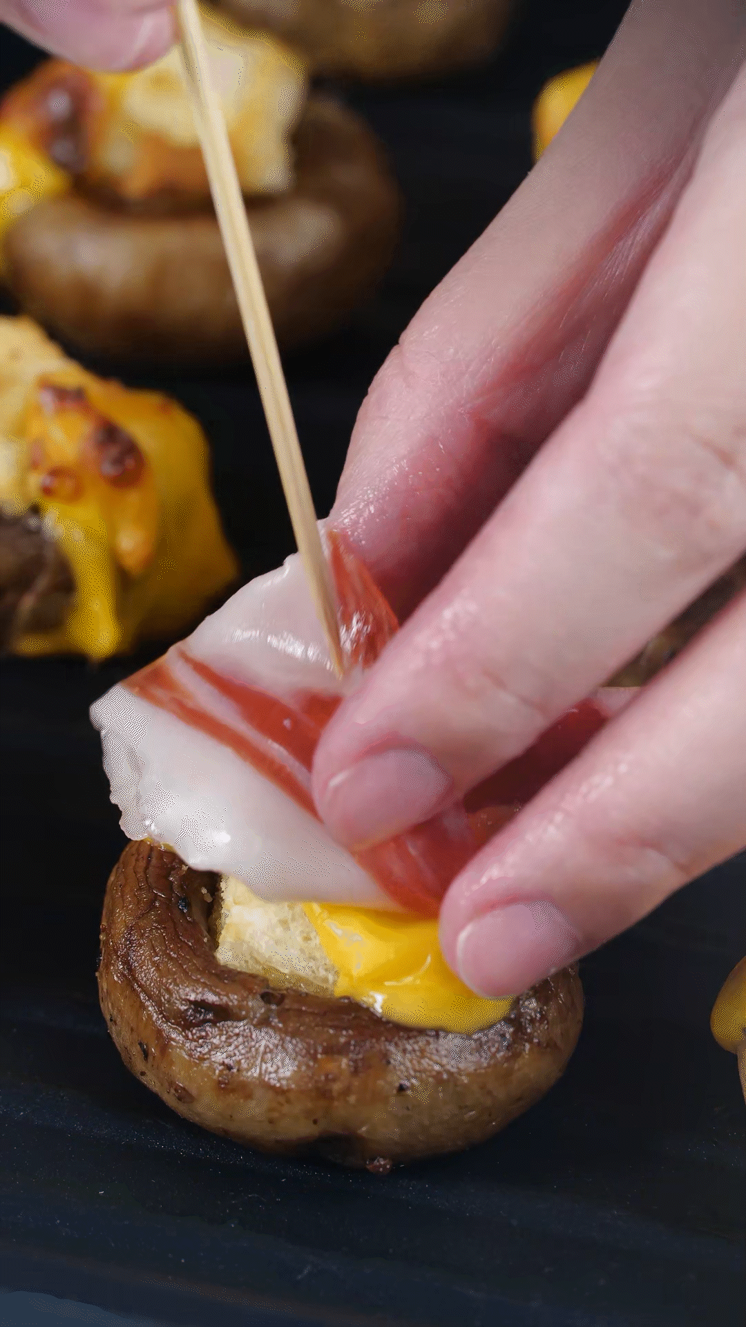 將火腿卷一卷，放在最頂部，插上竹簽