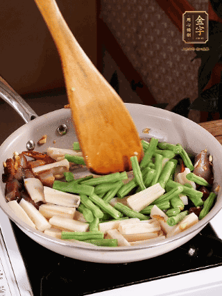 加少許生抽、蠔油、料酒、雞精調味，少許清水燜2分鐘，炒至豆角皺皮即可